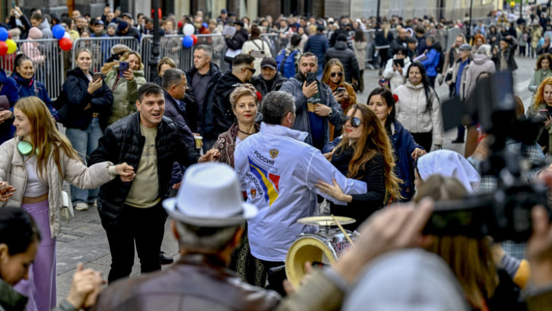 Cozi la secțiile de votare din Moscova pentru alegerile prezidențiale din Republica Moldova și referendumul pro-UE Foto: Profimedia