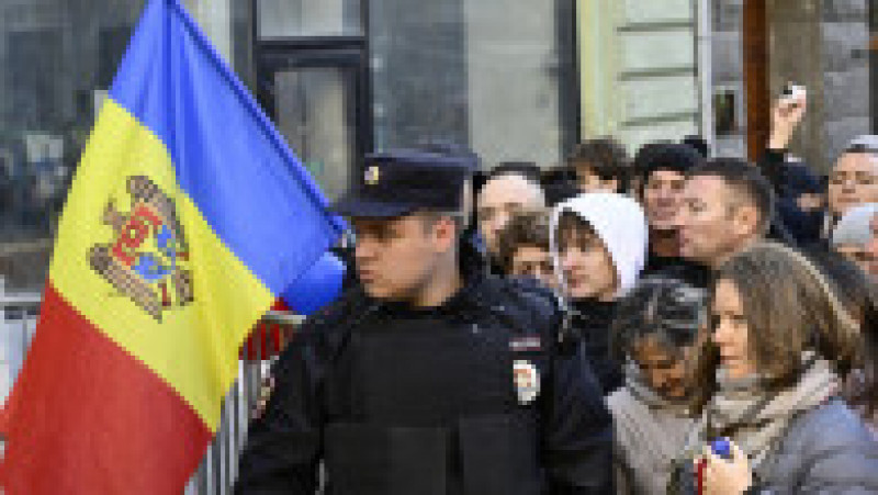 Cozi la secțiile de votare din Moscova pentru alegerile prezidențiale din Republica Moldova și referendumul pro-UE Foto: Profimedia | Poza 3 din 5