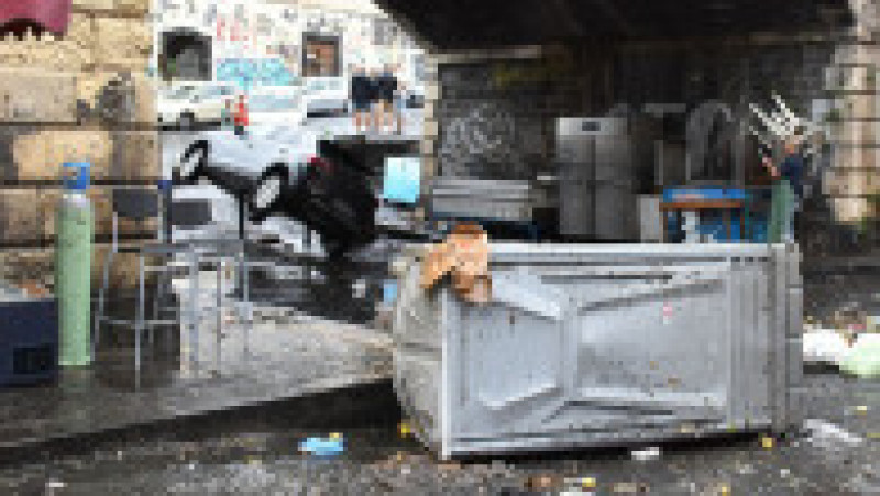 Toate străzile din Catania au fost acoperite de ape. Mașinile au rămas blocate în mijlocul viiturii, iar circulația a fost blocată zeci de minute. Foto: Profimedia | Poza 3 din 3