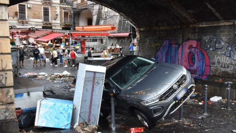 Toate străzile din Catania au fost acoperite de ape. Mașinile au rămas blocate în mijlocul viiturii, iar circulația a fost blocată zeci de minute. Foto: Profimedia