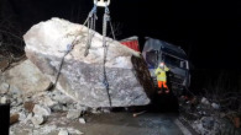 Bucăți uriașe de stâncă au căzut pe DN7, Valea Oltului. Foto: Captură Digi24 | Poza 3 din 4