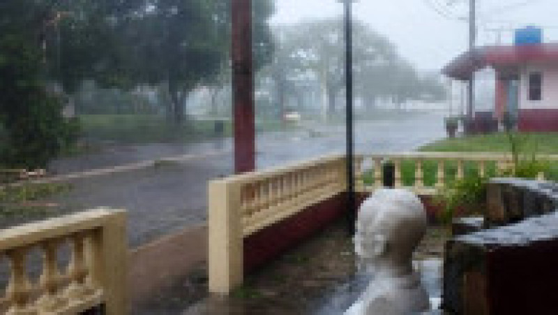 Cuba a rămas din nou fără electricitate, lovită puternic de uraganul Rafael. Foto: Profimedia | Poza 1 din 29