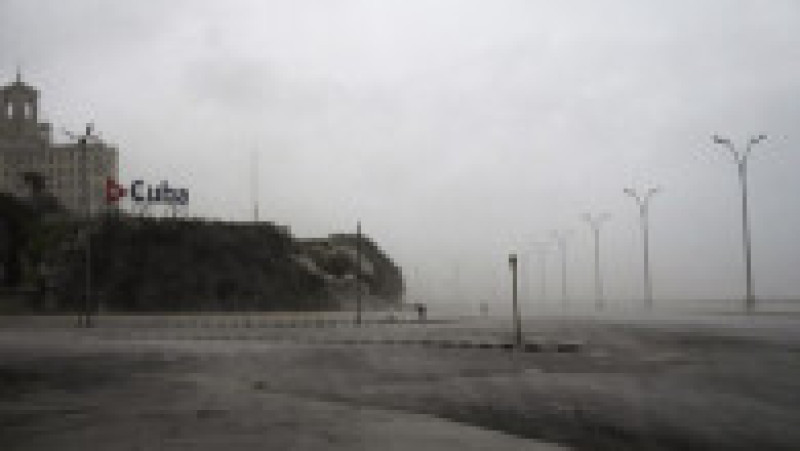 Cuba a rămas din nou fără electricitate, lovită puternic de uraganul Rafael. Foto: Profimedia | Poza 11 din 29