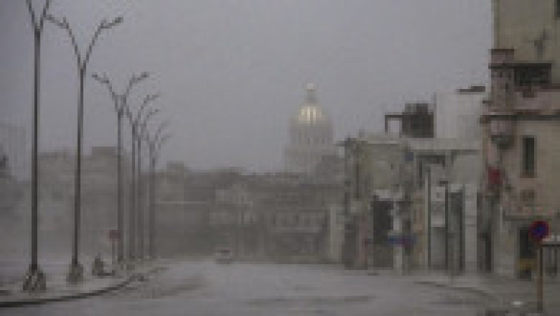 Cuba a rămas din nou fără electricitate, lovită puternic de uraganul Rafael. Foto: Profimedia | Poza 12 din 29