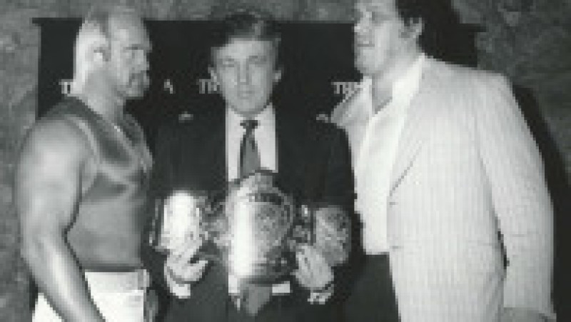 Donald Trump este un mare fan al sporturilor de contact, inclusiv Artele Marțiale Mixte (MMA), fiind bun prieten cu patronul UFC, Dana White, dar și al pro-wrestlingului. În poză: Hulk Hogan, Trump și Andre the Giant, în 1987. Foto: Profimedia Images | Poza 3 din 18