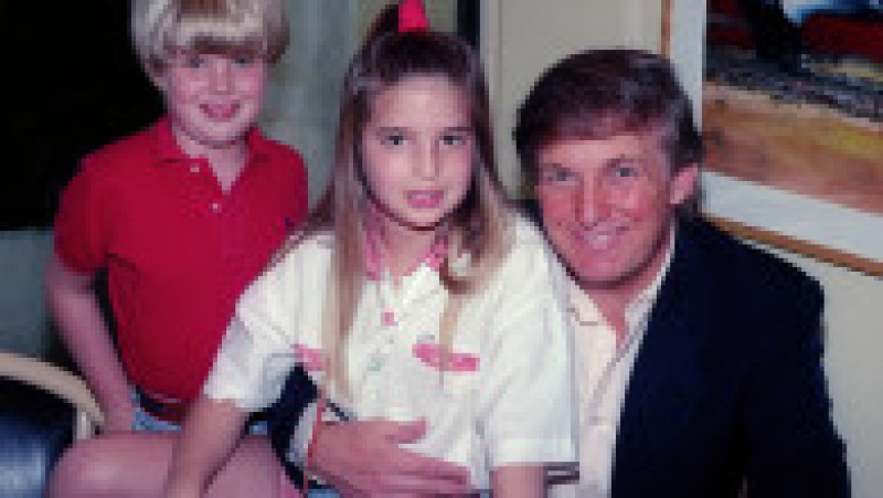 Donald Trump cu doi dintre copiii lui, Eric și Ivanka, la o petrecere în 1992. Foto: Profimedia Images | Poza 6 din 18