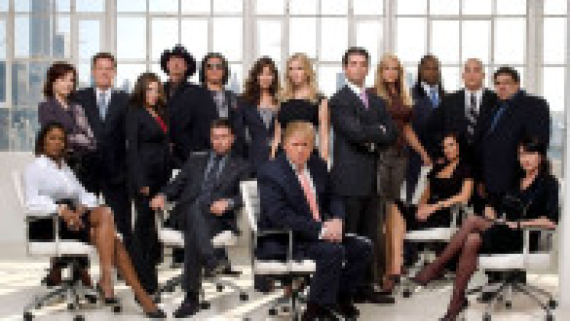 Donald Trump și vedetele care au participat la emisiunea The Celebrity Apprentice din 2004, printre care s-a numărat și Nadia Comăneci (prima din dreapta, rândul de jos). Foto: Profimedia Images | Poza 11 din 18