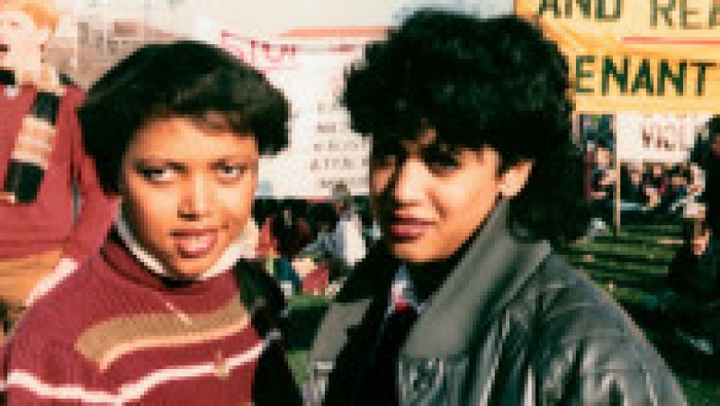 Kamala Harris (dreapta) participă la un protest anti-apartheid în primul ei an de facultate împreună cu o colegă de la Universitatea Howard din Washington, D.C., în noiembrie 1982. Foto: Profimedia Images | Poza 6 din 14