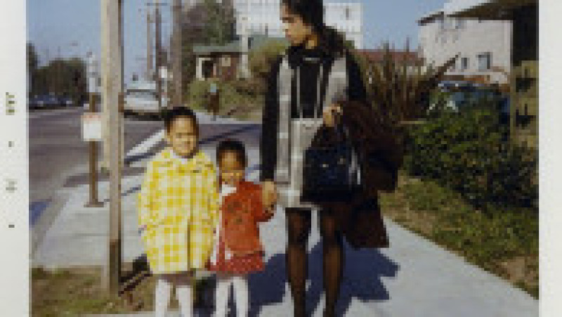 Kamala Harris (stânga), cu sora ei, Maya, și mama, Shyamala, în apropiere de apartamentul unde locuiau în Berkeley, California, ianuarie 1970, după ce părinții ei au divorțat. Foto: Profimedia Images | Poza 4 din 14