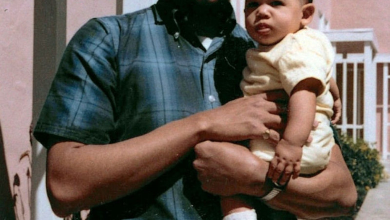 Kamala Harris, la șase luni, ținută în brațe de tatăl ei, Donald Harris, în aprilie 1965. Foto: Profimedia Images