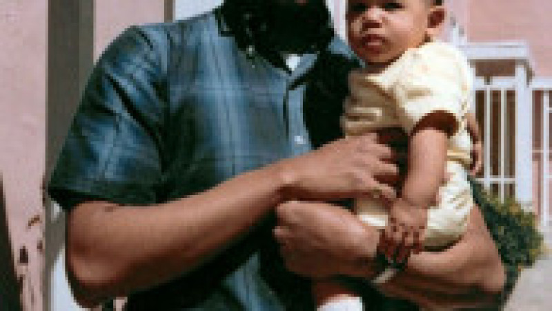 Kamala Harris, la șase luni, ținută în brațe de tatăl ei, Donald Harris, în aprilie 1965. Foto: Profimedia Images | Poza 1 din 14