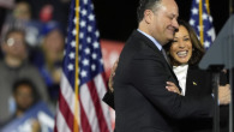 Kamala Harris și soțul ei, Doug Emhoff, pe scenă în timpul campaniei electorale din 2024. Foto: Profimedia Images | Poza 13 din 14