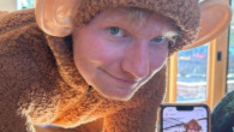 Costumul lui Ed Sheeran a reflectat o imagine generată de inteligență artificială a lui purtând un costum de maimuță care a devenit o meme populară pe internet. Foto: Instagram | Poza 3 din 7