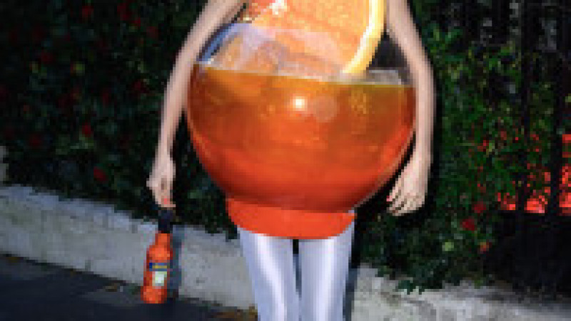 Pixie Lott ca un Aperol spritz. Tânăra de 33 de ani și-a completat și look-ul cu o felie de portocală pe post de pălărie. Foto: Profimedia | Poza 5 din 7