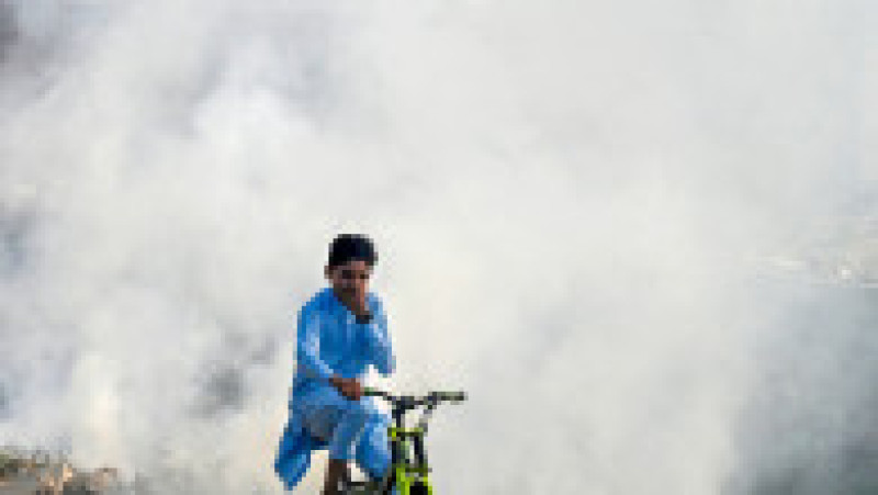 Poluarea aerului din Lahore, al doilea oraş ca mărime din Pakistan, a atins sâmbătă un record istoric, de peste 80 de ori mai mare decât cel considerat acceptabil de OMS. | Poza 1 din 5