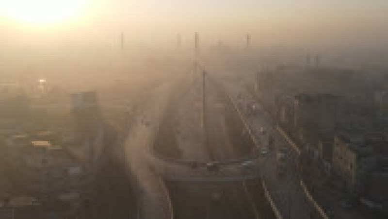 Poluarea aerului din Lahore, al doilea oraş ca mărime din Pakistan, a atins sâmbătă un record istoric, de peste 80 de ori mai mare decât cel considerat acceptabil de OMS. | Poza 5 din 5