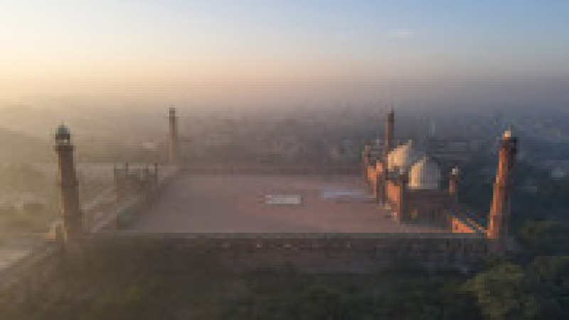 Poluarea aerului din Lahore, al doilea oraş ca mărime din Pakistan, a atins sâmbătă un record istoric, de peste 80 de ori mai mare decât cel considerat acceptabil de OMS. | Poza 3 din 5