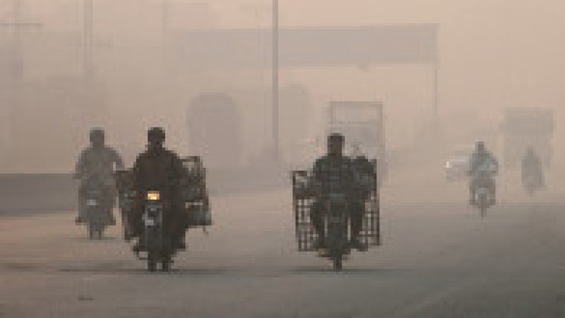 Poluarea aerului din Lahore, al doilea oraş ca mărime din Pakistan, a atins sâmbătă un record istoric, de peste 80 de ori mai mare decât cel considerat acceptabil de OMS. Sursa foto; Profimedia Images | Poza 4 din 5