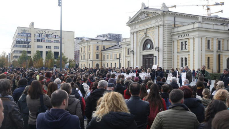 Peste 1000 de persoane s-au adunat duminică la Belgrad pentru a denunţa neglijenţa autorităţilor şi pentru a cere demisia ministrului sârb al construcţiilor, la două zile după moartea a 14 persoane în urma prăbuşirii unei părţi a acoperişului exterior al unei gări din Novi Sad, în nodul Serbiei. FotoProfimedia