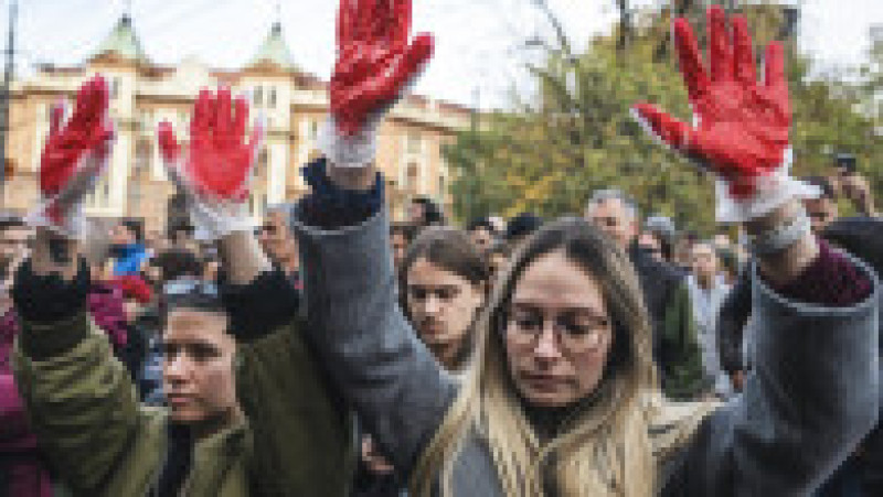 După ce au mărşăluit pe străzile din centrul capitalei Serbiei, manifestanţii s-au adunat în faţa Ministerului Construcţiilor, Transporturilor şi Infrastructurii, unde au păstrat un minut de reculegere în memoria victimelor. Foto: Profimedia | Poza 2 din 4