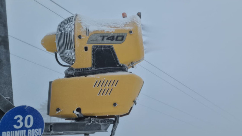 Primăria Brașov anunță că a pus în funcțiune instalațiile de zăpadă artificială pe pârtiile din Poiana Brașov, începând cu dimineața de vineri, pregătind astfel stațiunea pentru sezonul de schi. Foto: Primăria Municipiului Brașov/ Facebook/ Costi Hodaș