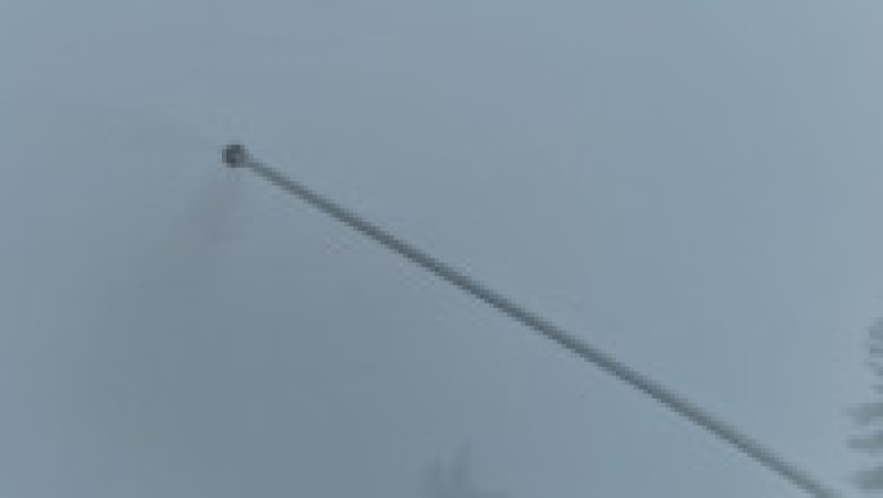 Primăria Brașov anunță că a pus în funcțiune instalațiile de zăpadă artificială pe pârtiile din Poiana Brașov, începând cu dimineața de vineri, pregătind astfel stațiunea pentru sezonul de schi. Foto: Primăria Municipiului Brașov/ Facebook/ Costi Hodaș | Poza 2 din 3