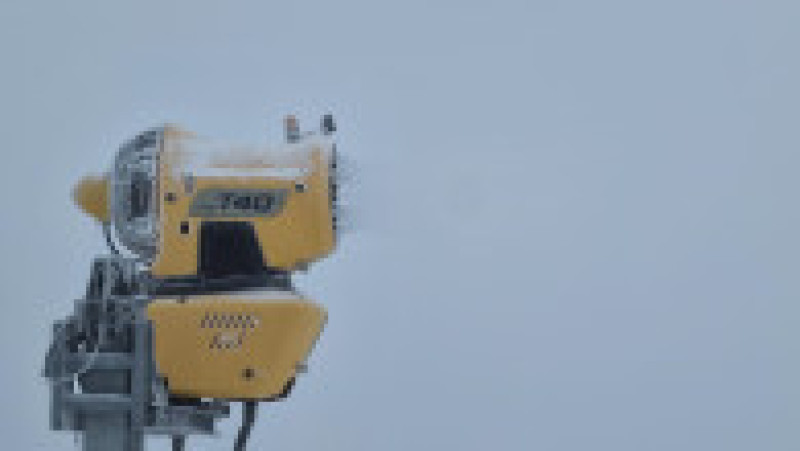 Primăria Brașov anunță că a pus în funcțiune instalațiile de zăpadă artificială pe pârtiile din Poiana Brașov, începând cu dimineața de vineri, pregătind astfel stațiunea pentru sezonul de schi. Foto: Primăria Municipiului Brașov/ Facebook/ Costi Hodaș | Poza 3 din 3