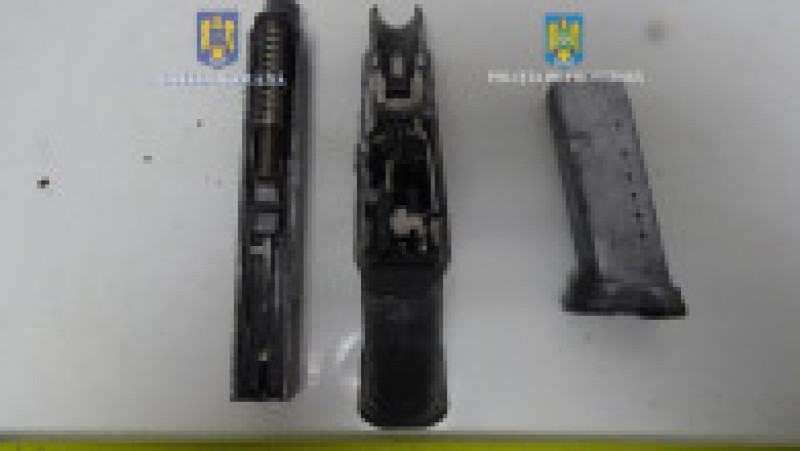 Un bărbat turc a fost arestat în Calafat, după ce polițiștii de frontieră au descoperit 10 pistoale în camionul pe care îl conducea. Foto: Poliția Română | Poza 3 din 6