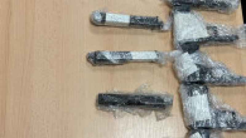 Un bărbat turc a fost arestat în Calafat, după ce polițiștii de frontieră au descoperit 10 pistoale în camionul pe care îl conducea. Foto: Poliția Română | Poza 1 din 6