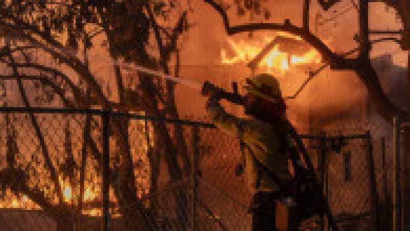 Un pompier din Los Angeles se luptă cu flăcările, în timp ce o casă arde din cauza incendiului de pe 6 noiembrie 2024 în California.
Foto: Getty Images | Poza 14 din 18