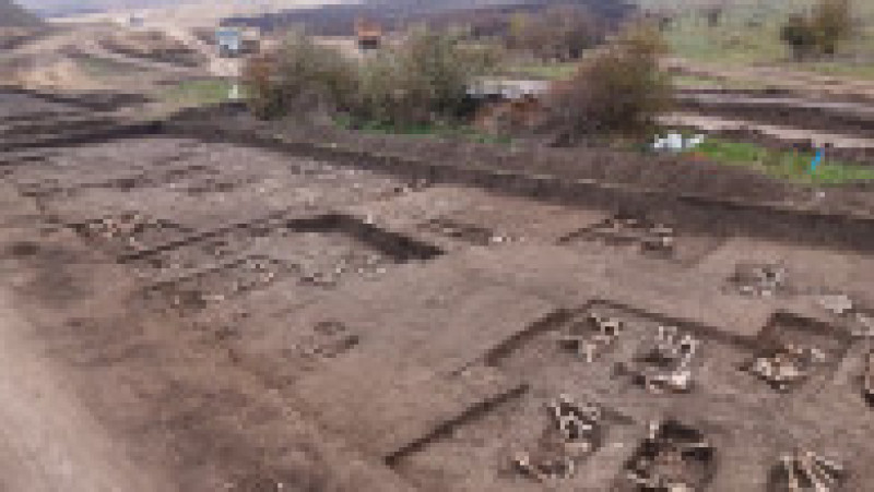Arheologii de la Muzeul Naţional de Istorie au scos la suprafaţă structuri de locuinţe de lut, un cimitir sarmatic vechi de 1.900 de ani sau schelete de animale vechi de aproximativ 100 de ani. Foto: CFR Infrastructură Timișoara | Poza 4 din 8