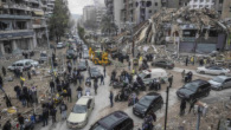 Locuitorii strămutați se întorc la casele lor cu mașini după ce acordul de încetare a focului dintre Israel și Liban intră în vigoare. Foto: Profimedia | Poza 1 din 5