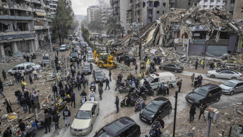 Locuitorii strămutați se întorc la casele lor cu mașini după ce acordul de încetare a focului dintre Israel și Liban intră în vigoare. Foto: Profimedia