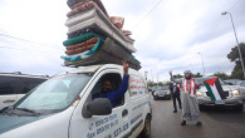 Locuitorii strămutați se întorc la casele lor cu mașini după ce acordul de încetare a focului dintre Israel și Liban intră în vigoare. Foto: Profimedia | Poza 2 din 5