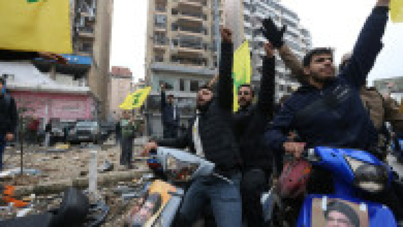 Locuitorii strămutați se întorc la casele lor cu mașini după ce acordul de încetare a focului dintre Israel și Liban intră în vigoare. Foto: Profimedia | Poza 3 din 5