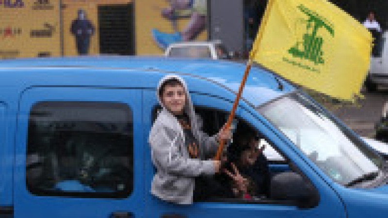 Locuitorii strămutați se întorc la casele lor cu mașini după ce acordul de încetare a focului dintre Israel și Liban intră în vigoare. Foto: Profimedia | Poza 4 din 5