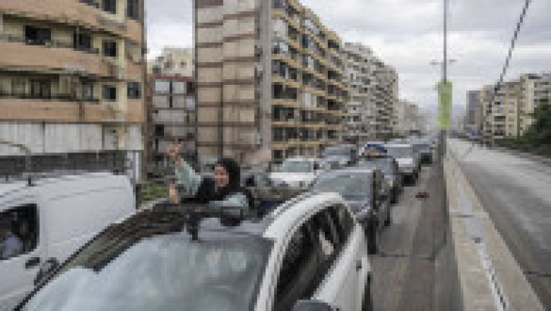 Locuitorii strămutați se întorc la casele lor cu mașini după ce acordul de încetare a focului dintre Israel și Liban intră în vigoare. Foto: Profimedia | Poza 5 din 5