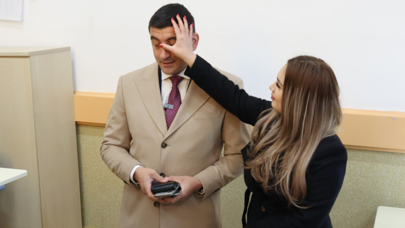 George Simion, președintele AUR și candidatul formațiunii la alegerile prezidențiale o însoțește pe soția sa Ilinca în timp ce aceasta votează în turul I al alegerilor prezidențiale, în București, 24 noiembrie 2024. Inquam Photos / George Călin

