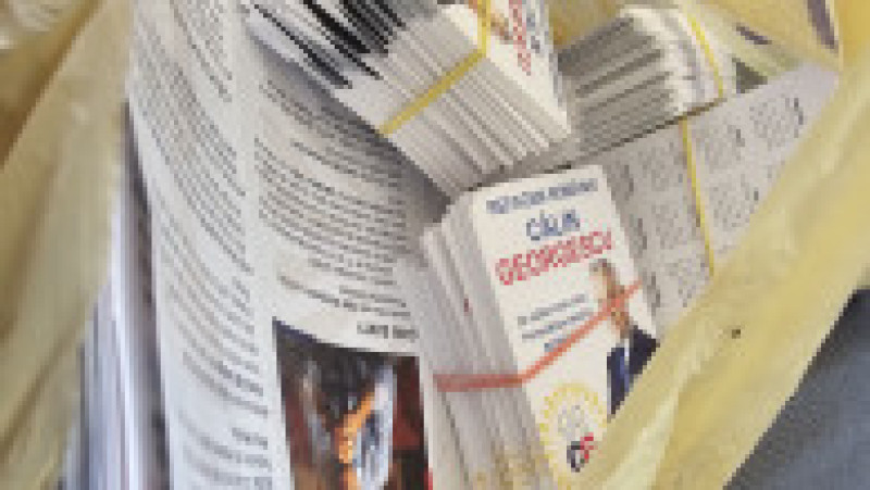 Materiale electorale care conțin însemnele candidatului Călin Georgescu | Poza 1 din 5