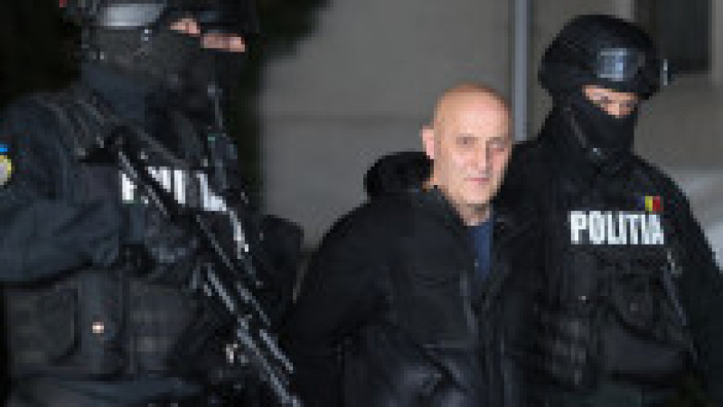 Horaţiu Potra a fost scos din sediul IPJ Prahova. Foto: Inquam Photos / George Călin | Poza 4 din 4