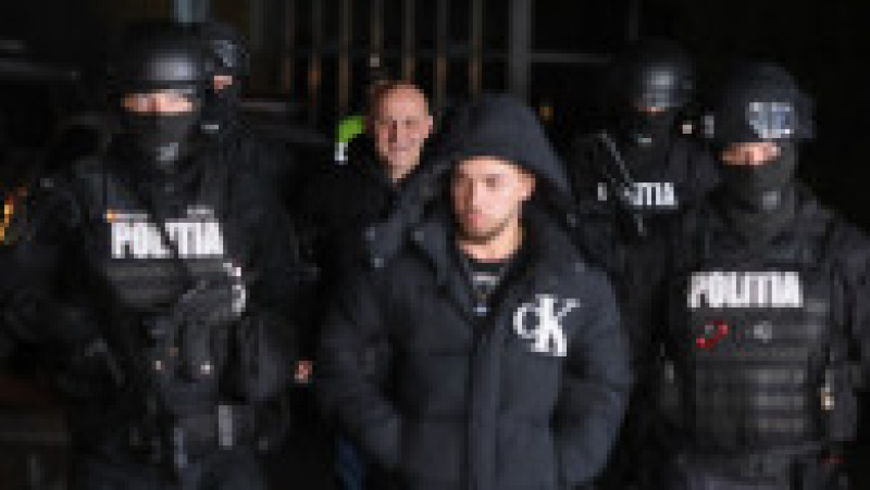 Horaţiu Potra a fost scos din sediul IPJ Prahova. Foto: Inquam Photos / George Călin | Poza 2 din 4