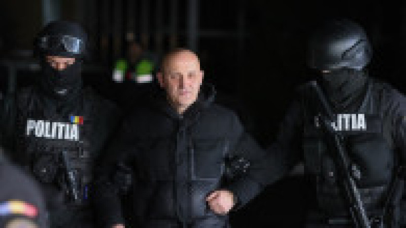 Horaţiu Potra a fost scos din sediul IPJ Prahova. Foto: Inquam Photos / George Călin | Poza 3 din 4