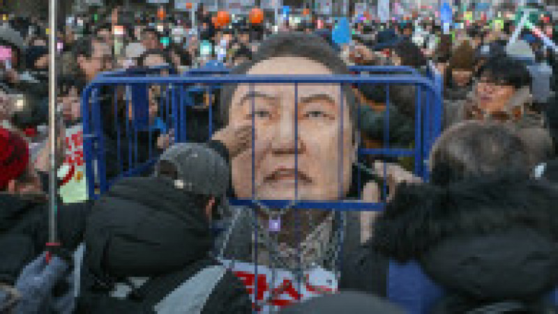 Zeci de mii de protestatari adunaţi în faţa sediului Adunării Naţionale au izbucnit în urale în momentul anunţului rezultatului votului de către preşedintele Camerei, Woo Won-shik. Sursa foto: Profimedia Images | Poza 1 din 7