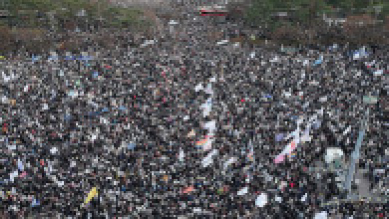 Zeci de mii de protestatari adunaţi în faţa sediului Adunării Naţionale au izbucnit în urale în momentul anunţului rezultatului votului de către preşedintele Camerei, Woo Won-shik. Sursa foto: Profimedia Images | Poza 3 din 7