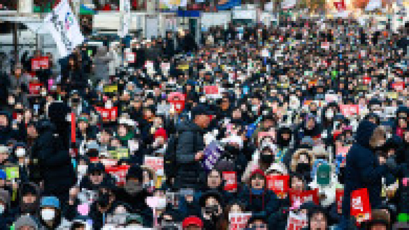 Zeci de mii de protestatari adunaţi în faţa sediului Adunării Naţionale au izbucnit în urale în momentul anunţului rezultatului votului de către preşedintele Camerei, Woo Won-shik. Sursa foto: Profimedia Images | Poza 7 din 7