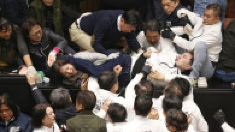 Deputaţii din PDP au protestat la adresa partidului de opoziţie Kuomintang. Sursa foto: Profimedia Images | Poza 6 din 7