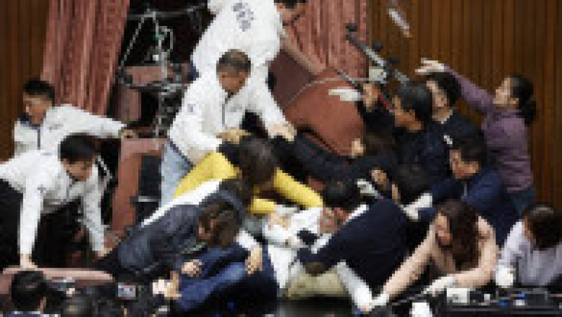 Deputaţii din PDP au protestat la adresa partidului de opoziţie Kuomintang. Sursa foto: Profimedia Images | Poza 3 din 7