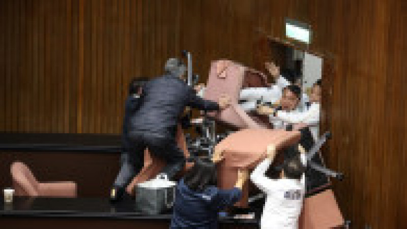 Deputaţii din PDP au protestat la adresa partidului de opoziţie Kuomintang. Sursa foto: Profimedia Images | Poza 4 din 7