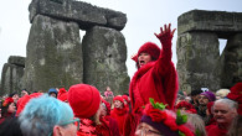 Mii de oameni au întâmpinat Soarele cu urale la Stonehenge. Sursa foto: Profimedia Images | Poza 9 din 9