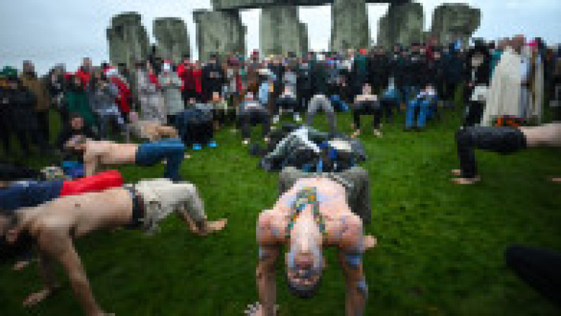 Mii de oameni au întâmpinat Soarele cu urale la Stonehenge. Sursa foto: Profimedia Images | Poza 6 din 9